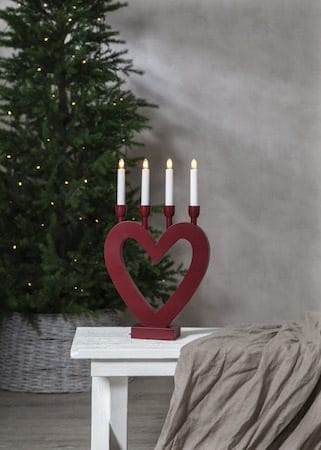 Dala Hjärtformad Adventsljusstake 27 cm - Ljusstake i Trä - Vinröd - Inredning - Julpynt & helgdekoration - Julpynt & juldekoration