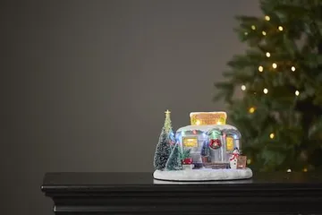 Merryville Juldekoration Husvagn med Granar 25x17 cm LED med Timer - Silver|Vit|Grön - Inredning - Julpynt & helgdekoration - Julpynt & juldekoration - Julängel & julfigur