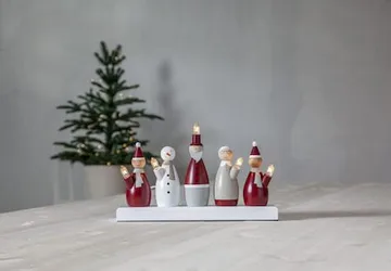 Tomtefamilj Adventsljusstake Luciatåg 33.5 cm - Ljusstake i Trä för Advent - Vinröd - Inredning - Julpynt & helgdekoration - Julpynt & juldekoration