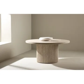 Härön Runt Soffbord 80 cm i Sten med Räfflad Pelarfot - Beige - Möbler - Bord & matgrupper - Soffbord