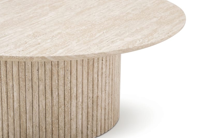 Kopparbo Runt Soffbord 85 cm med Travertinutseende, Ribbad Pelarfot och Tunn Bordsskiva - Beige - Möbler - Bord & matgrupper - Soffbord