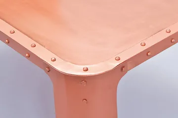 Kazuko Rektangulärt Soffbord 110 cm i Metall med Nitad Plåtkonstruktion - Koppar - Möbler - Bord & matgrupper - Soffbord