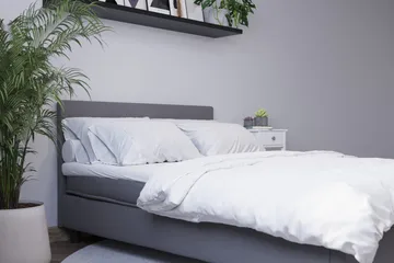 Billingen Komplett Sängpaket – Kontinentalsäng 90x200 cm i Tyg med Sänggavel + Bäddmadrass med Fasthetsgrad Medium - Grå - Möbler - Säng - Kontinentalsäng