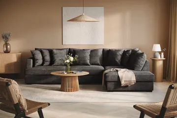 Rossita 4-sits Högervänd L-formad Djup Schäslongsoffa i Chenille - Trenza 01, Svart Chenille - Möbler - Soffa - Divansoffor & schäslongsoffa