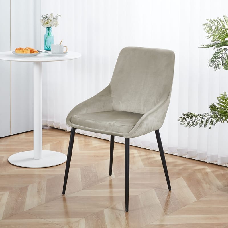 Stol i beige sammet - Theo - Beige, svart - Möbler - Stolar & fåtöljer - Matstol & köksstol