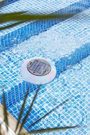 Pool light Solcellsdekoration 19 cm - vit med flerfärgat ljus - Trädgård & spabad - Utemiljö - Altan & terrass - Altanbelysning