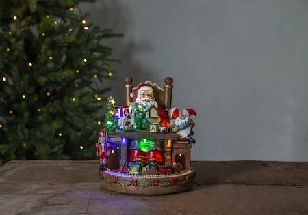 Juldekoration Merryville Tomte med Skrivbord 24x25 cm - Flerfärgad - Inredning - Julpynt & helgdekoration - Julpynt & juldekoration - Julängel & julfigur